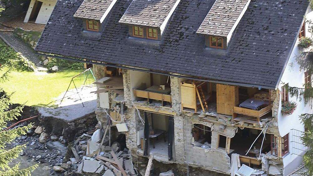 Das schwer beschädigte Berghaus in der Walchen