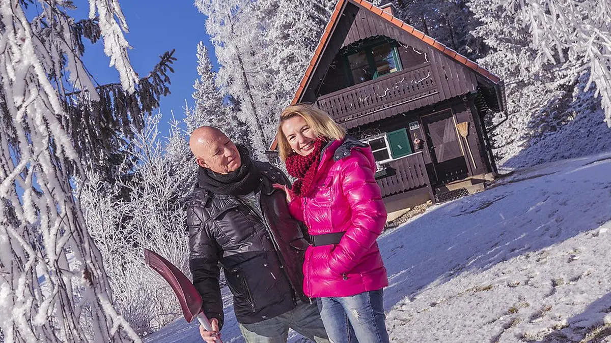Claudia und Hannes Rossbacher vor ihrem kleinen „Domizil“. Es beschert das Glück der Reduktion aufs Wesentliche