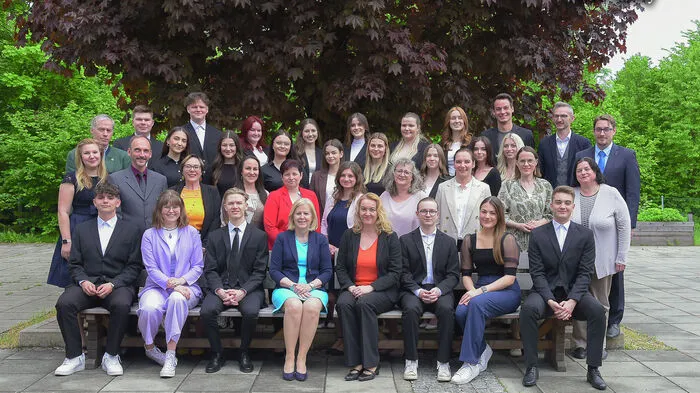 8 a-Klasse: Andreas Arlitzer, Nele Fetter, Jana Grafenauer, Leonie Gruber, Lara Ploschnitznigg, Laura Galla, Julia Muhr, Raffaella Offner, Leonie Semmler, Albin Aliu, Alexandra Klöckl, Tina Kropf, Laurin Mayer, Lena Schleinzer, Thomas Steinberger, Sandra Straßer mit Direktorin Ursula Schriefl und Klassenvorständin Susanne Stadler.