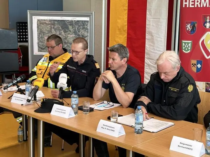 Pressekonferenz im April 2026 wegen des Großbrands im Lesachtal
