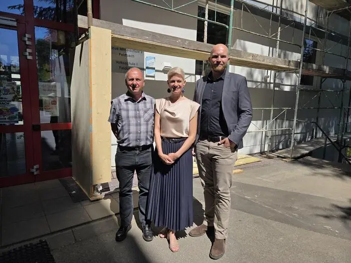 Die Direktoren Gerald Posch (Poly Feldbach), Anita Bruckgraber (Volksschule I) und Matthias Weihrich (Mittelschule) freuen sich, dass der gesamte Schulcampus bald in neuem Glanz erstrahlen wird