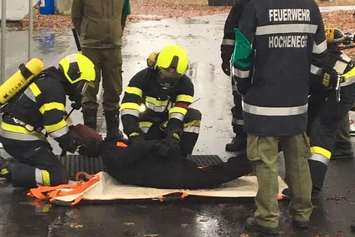 Im Rahmen der Schlusskundgebung wurde dem Atemschutztrupp der Feuerwehr Knittelfeld das Atemschutzleistungsabzeichen in Gold übergeben.