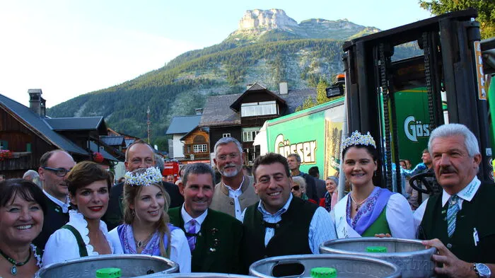 Empfang des Bieres mit dem Altausseer Hausberg Loser als Kulisse