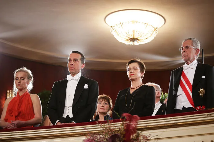 Die meisten Regierungsmitglieder und der Bundespräsident blieben nur kurz in der Staatsoper - und sowohl Bundeskanzler Christian Kern als auch Alexander Van der Bellen (im Bild mit ihren Ehefrauen Eveline Steinberger-Kern und Doris Schmidauer) erklärten sichtlich tief erschüttert in der ORF-Liveübertragung den Grund für ihren Abschied gleich nach einer Trauerminute.   