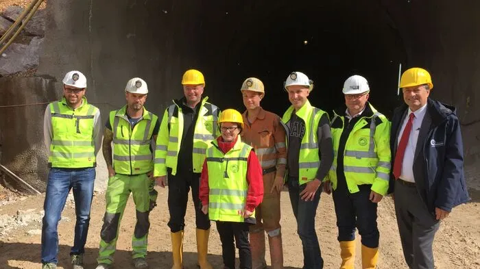 Bein einem Besuch von Minister Jörg Leichtfried zeigten die Verantwortlichen der Montanuniversität Leoben und die ausführenden Baufachleute die Fortschritte des Tunnelforschungszentrums "Zentrum am Berg" im Erzberg in Eisenerz.