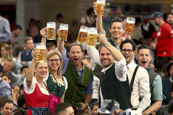 Das Bier fließt bereits in Strömen. Die Maß kostet bis zu 11,80 Euro, das sind 30 Cent mehr als der Höchstpreis des Vorjahres.