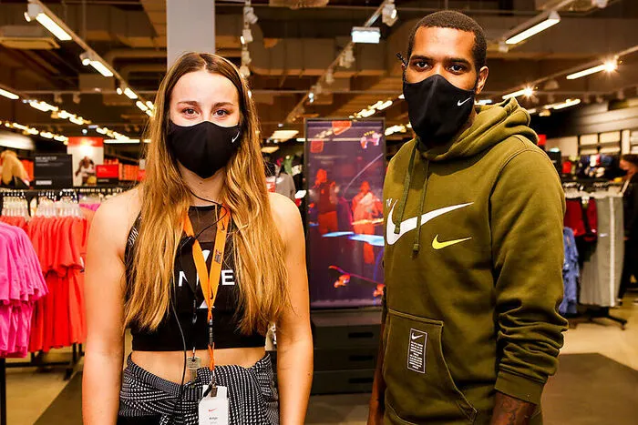 Storemanagerin Antje Schilcher und ihr Kollege Jonathan Legat sorgten dafür, dass nicht mehr als 70 zugelassene Kunden den Nike-Store betraten. Im Laufe des Tages bildeten sich vor mehreren Geschäften Schlangen.