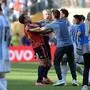Argentinien-Trainer Lionel Scaloni versucht einzugreifen, als Leandro Paredes Spaniens Eric Garcia attackiert 