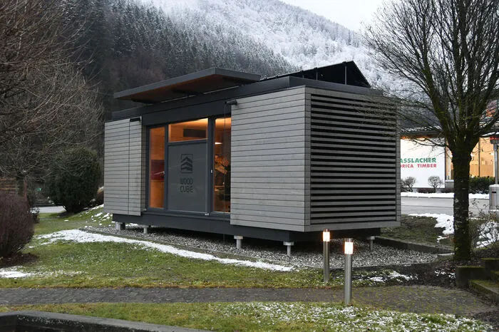 Klare Linien, ein gelungenes Design. Der mobile Wood-Cube, energieautark mit Solarenergie, alles made in Oberkärnten.