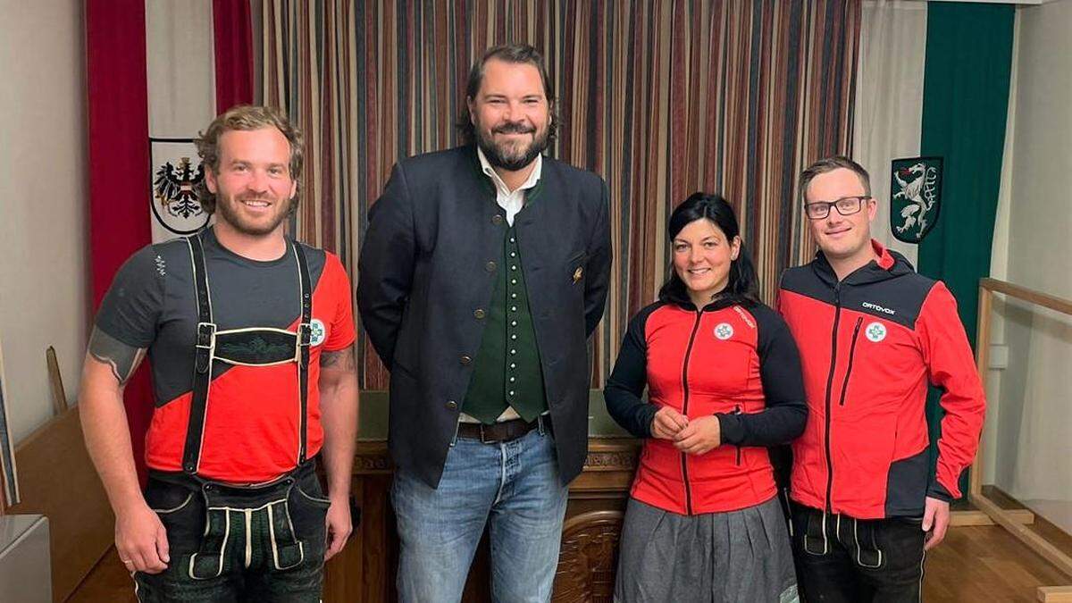 Nach der erfolgeichen Wahl: Kevin Gößler (Stellvertreter), Stefan Schröck (Landesleiter Bergrettung Steiermark), Stefanie Maier-Kienler und Christoph Gößler (ehem. Ortsstellenleiter)