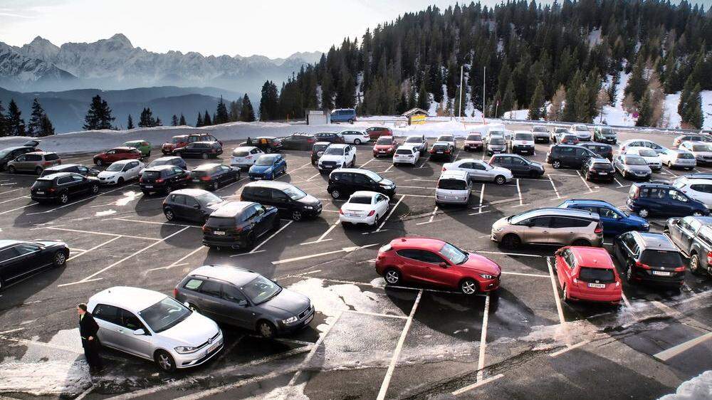 Die Parkplätze sind zu Stoßzeiten am Dobratsch voll