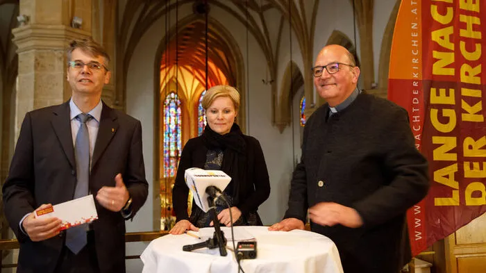 Laden zur Langen Nacht der Kirchen: Superintendent Wolfgang Rehner, Organisatorin Gerti Schaller-Pressler und Stadtpfarrpropst Christian Leibnitz