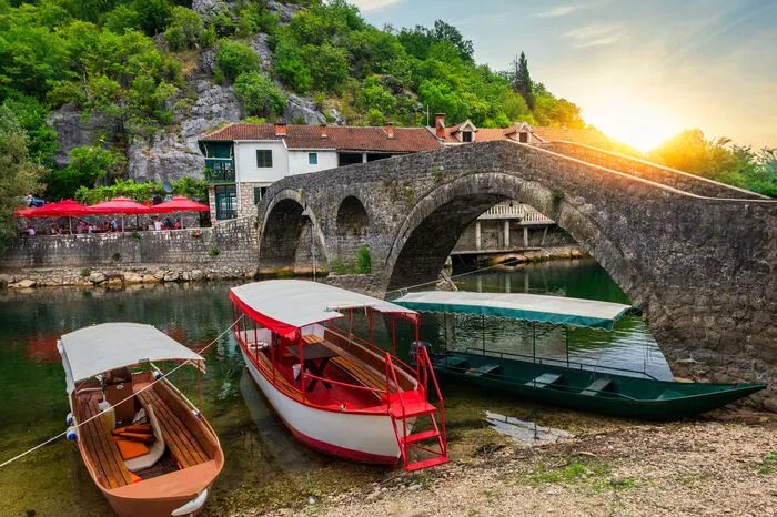 Die Bogenbrücke über den Fluss Crnojevica im charmanten Ort Rijeka Crnojevica.