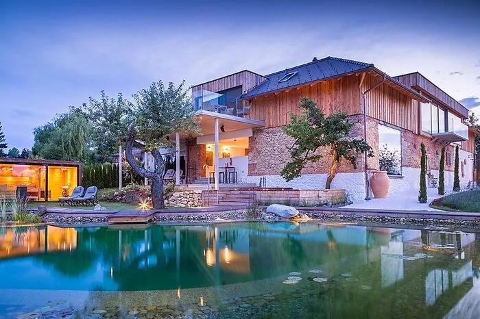 Unter den "Hideaways mit Flair" hat das Golden Hill Country Chalets & Suites in der Südsteiermark am besten abgeschnitten. Insgesamt sechs Chalets - teils umgebaute historische Gebäude - und ein Loft "verstecken" sich in den Weinbergen bei St. Nikolai im Sausal.