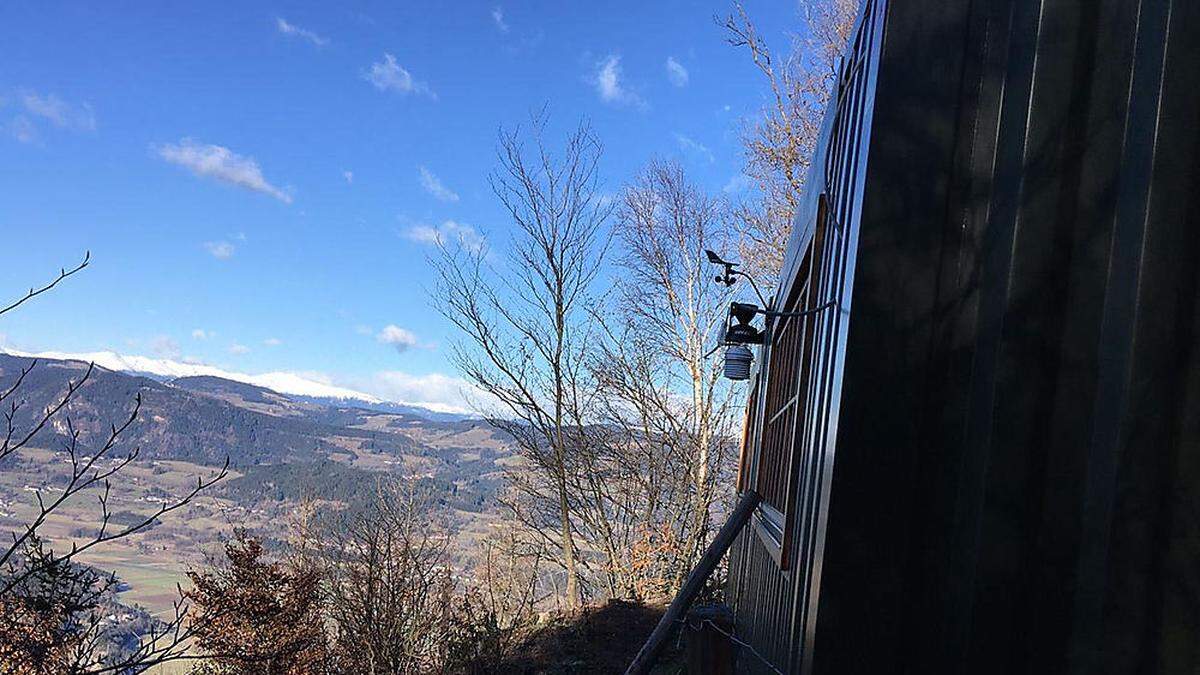 Eine Wetterstation, wie suggeriert, ist der illegale Container auf dem Ulrichsberg-Gipfelplateau nicht. Dienst er nur der Forstwirtschaft - oder auch der Jagd? 