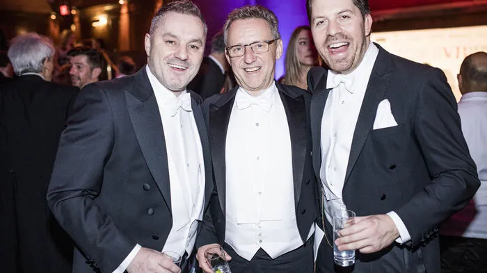 Schloss Schönbrunn-Chef Klaus Panholzer, Landtagspräsident Ernst Woller und Daniel Serafin, künstlerischer Direktor des Opernballes trinken den Lavanttaler Gin in New York.