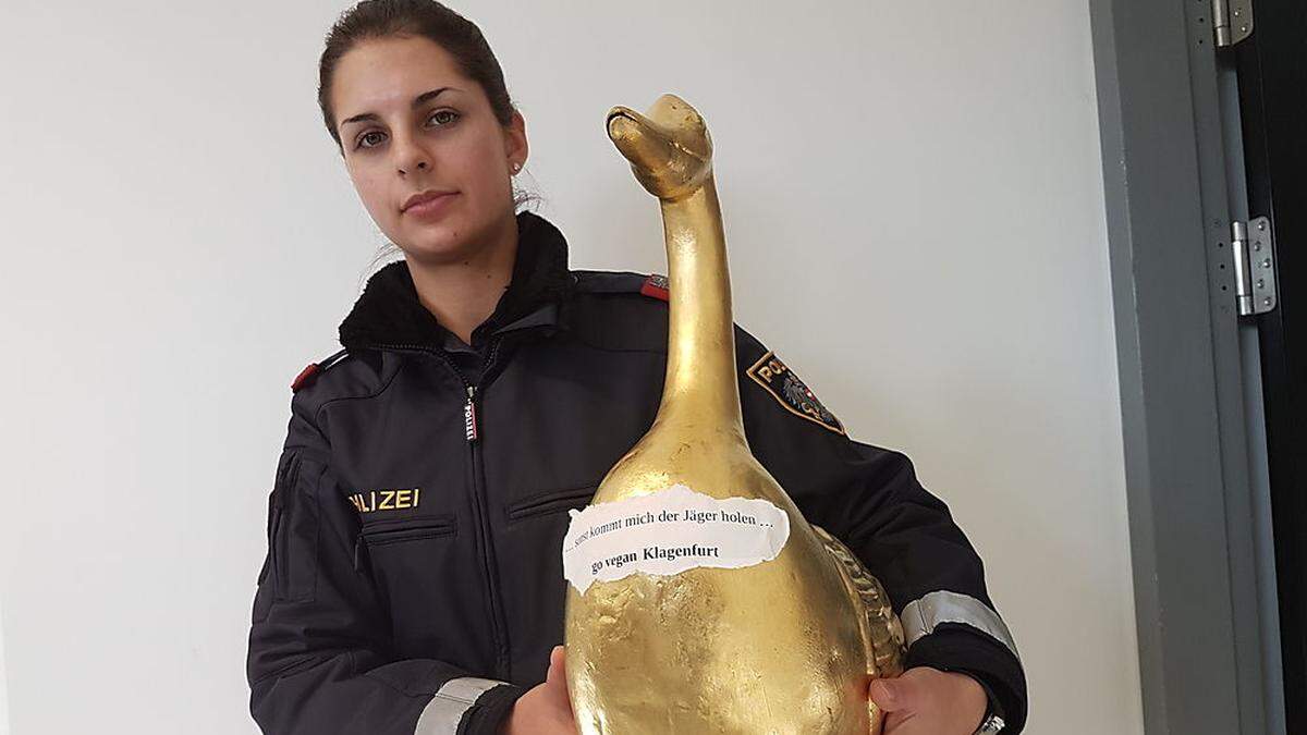 Die steirische Polizei übergab der Besitzer-Familie Kos die Gans. Jetzt wird sie restauriert