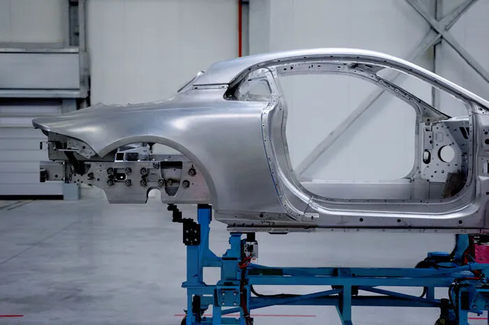 Anders als das Original ist die Außenhaut des neuen Zweisitzers allerdings nicht aus Kunststoff, sondern aus Aluminium. Und nicht nur die Karosserie, sondern auch die Plattform. Das Vollaluminium-Chassis der Alpine nimmt Motor, Getriebe und Fahrwerk auf.