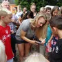 Vor allem Kinder belagerten Sarah Puntigam, um Autogramme und Selfies zu ergattern