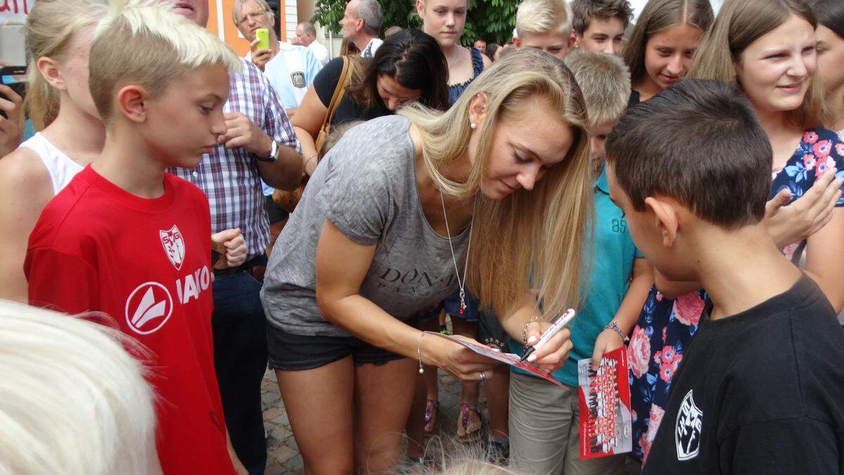 Vor allem Kinder belagerten Sarah Puntigam, um Autogramme und Selfies zu ergattern