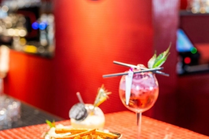 ... hat man ein Mittagsmenü um 9,80 Euro und abends Weine sowie Cocktails im Angebot.