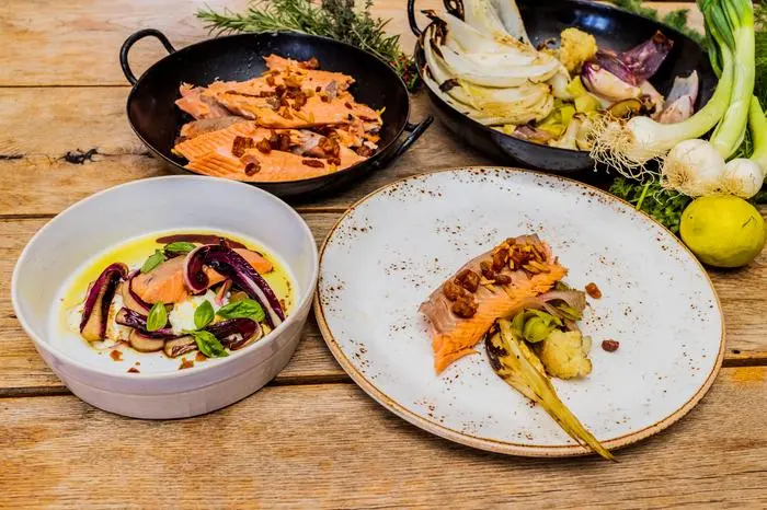 Wenn alles fertig gegart ist, stellt man alle Komponenten schön angerichtet in die Tischmitte und einem aromatischen Mahl steht nichts mehr im Wege