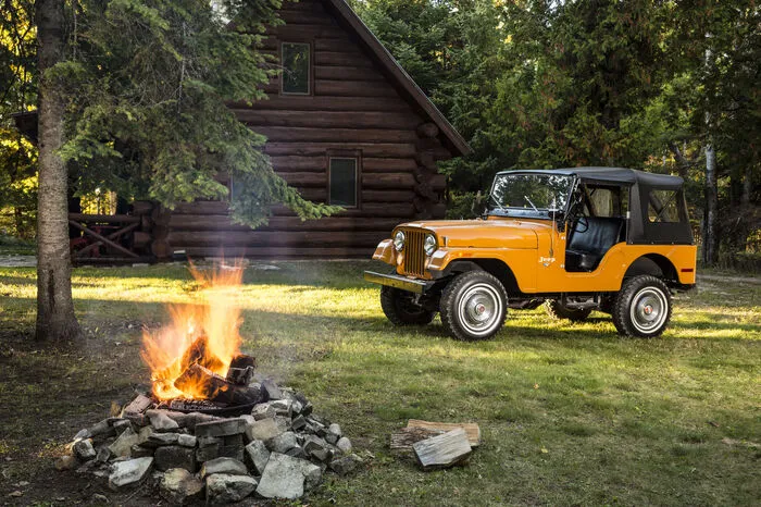 Die Herkunft als Militärvehikel konnte der Jeep auch später nicht ablegen. Der CJ-5 von 1955 galt zwar als lupenreines Freizeitfahrzeug für die aufkommenden Spaßgesellschaft, basierte jedoch auf dem M38A1, der 1952 für den Einsatz im Korea-Krieg entwickelt wurde. Die neuen Motoren und Achsen, der längere Radstand sowie das verbesserte Platzangebot dank der größeren Karosserie passten aber auch perfekt für zivile Zwecke. Und überhaupt: Erstmals fungierte nicht mehr Willys als Hersteller, sondern eben Jeep, und der Schriftzug prangte entsprechend stolz auf den Seiten der Motorhaube.