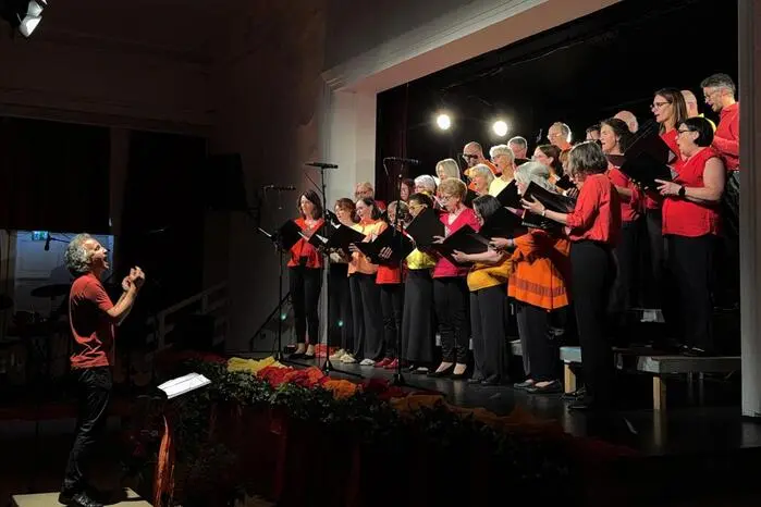 28 Sängerinnen und Sänger unter der musikalischen Leitung von Chorleiter Rudolf Wiesegger begeisterten mit traditionellen, modernen und leidenschaftlichen Liedern, wie „Ring of Fire“, „Ich geh in Flammen auf“ oder „Brinnt a Feia“.