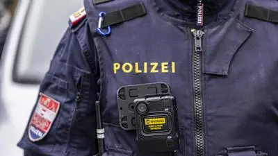 Die Bodycam des Polizisten wurde vom Mann zu Boden getreten