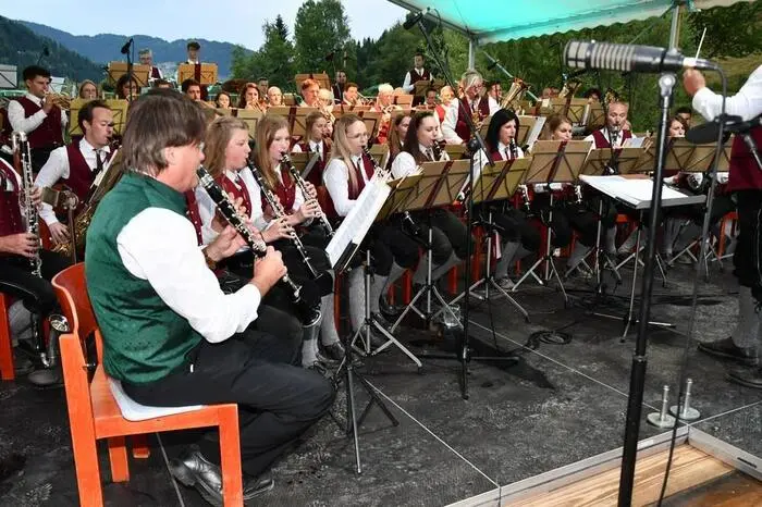 Am späten Nachmittag eröffnete die Schützenkapelle Metnitz unter der Leitung von Kapellmeister Hans Droneberger das Musikprogramm. Danach ging es mit einem Konzert der jubilierenden Musikkapelle weiter.