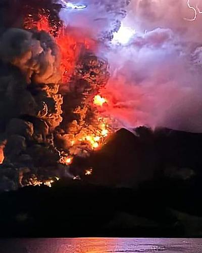 Vulkan Ruang | In der Nacht zum 17. April brach ein Vulkan in Indonesien mehrmals aus und zwang Hunderte von Menschen zur Evakuierung, nachdem er Lava und eine Rauchsäule mehr als einen Kilometer in den Himmel gespuckt hatte. 
