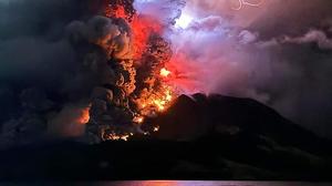 Vulkan Ruang | In der Nacht zum 17. April brach ein Vulkan in Indonesien mehrmals aus und zwang Hunderte von Menschen zur Evakuierung, nachdem er Lava und eine Rauchsäule mehr als einen Kilometer in den Himmel gespuckt hatte. 