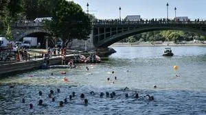 Mayor of Paris Anne Hidalgo swims in the Seine in Paris FA People swim in the River Seine in Paris on July 17, 2024. Photo by Firas Abdullah/ABACAPRESS.COM Paris Ile-de-France France PUBLICATIONxNOTxINxFRAxUK Copyright: xAbdullahxFiras/ABACAx