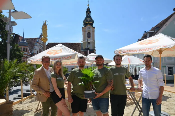 Fürs Partyvolk ist der Beach Club Mittwoch bis Sonntag von 14 bis 22 Uhr da. Die Idee dahinter ist dem Vaibz-Team übrigens beim Zusammensitzen in Gotthardts Sonne gekommen. „Und dann ist es relativ schnell gegangen, hat ja auch schnell gehen müssen, sonst wäre der Sommer vorbei gewesen“, erzählt Koller.