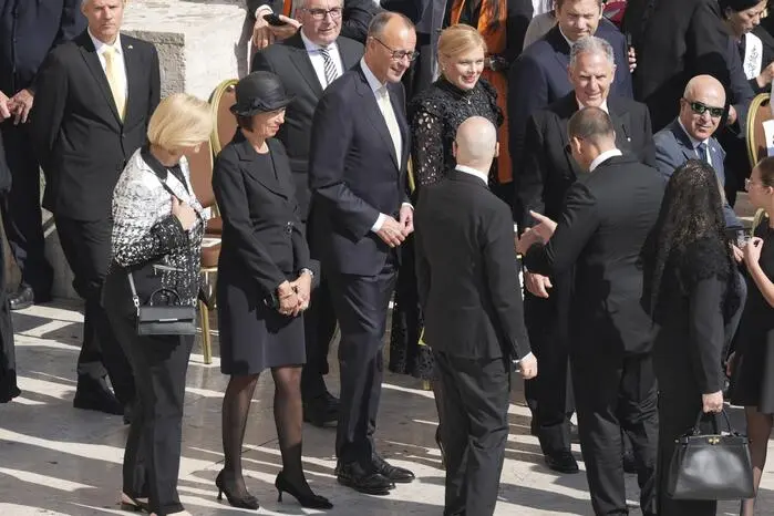 Der deutsche Bundeskanzler Friedrich Merz (Bildmitte) und seine Frau Charlotte zusammen mit der Bundestagspräsidentin Julia Klöckner
