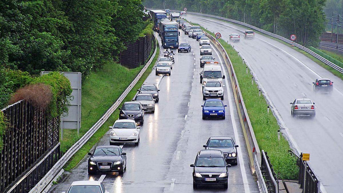 Die Richtungsfahrbahn St. Michael (rechts im Bild) wird bis Ende November saniert, die andere Fahrbahn kommt 2021 an die Reihe