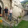 Alois Preininger (l.) und Kurt Fladl vor der Burgruine Lichtenegg
