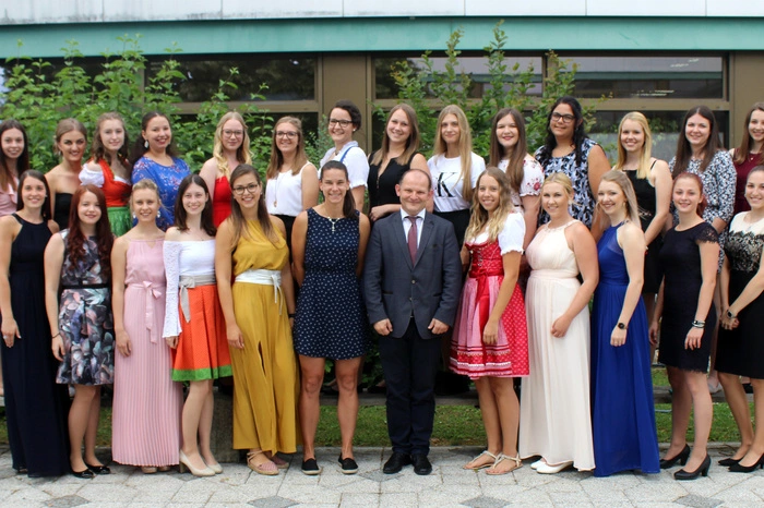 In der 5C-Klasse dürfen sich folgenden Maturantinnen und Maturanten über eine erfolgreiche abgeschlossene Reifeprüfung freuen. Ausgezeichneter Erfolg: Gloria Wagner. Guter Erfolg: Marlene Sophie Färber, Christina Kohlweg. Bestanden: Christina Binder, Anna Eibl, Anja Ettl, Lisa Fuchs, Nina Gartlgruber, Anna-KatharinaGartner, Julia Gradwohl, Eva-Chiara Kainer,Christina Koller, Julia Krenn, Tanja Lackner, Annika Leitgeb, Michaela Leitgeb, Anja Lerchegger,Anna-Lisa Rath, Tanja Schwab, Nicole Spielhofer, Saerah Steiner, Teresa Miriam Vorraber. 