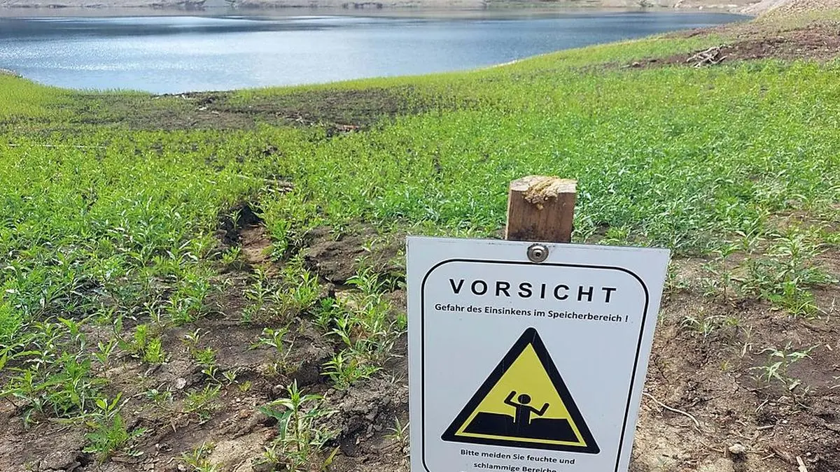 Nachdem Kinder im Schlamm stecken blieben, wurden Warnschilder aufgestellt