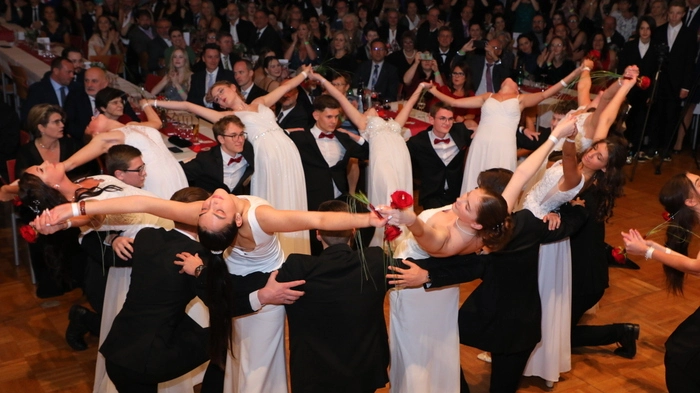 Die Maturantinnen und Maturanten der 8.A, 8.B- und 8.C-Klasse des Alten Gymnasiums entführten ihre Gäste im Rahmen ihres Maturaballs unter dem Motto "Casino Night – Wir pokern um die Matura" in die faszinierende Welt von Spiel, Geld und Nervenkitzel - in die spannende Welt der Casinos.
