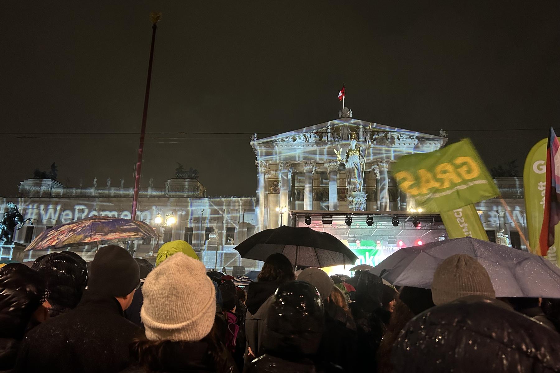 „Demokratie verteidigen“ | Polizei: Bis zu 35.000 Menschen trotz Regens bei Demo in Wien
