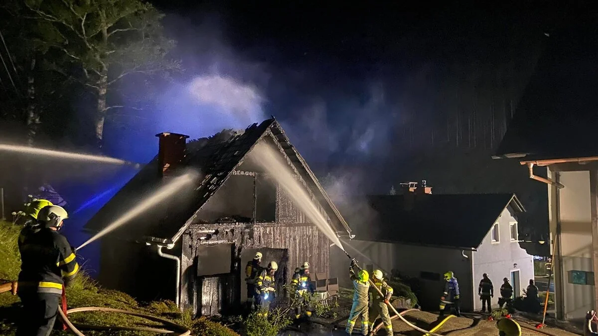 Feuerwehren im Einsatz beim Brand eines Nebengebäudes in Rettenegg