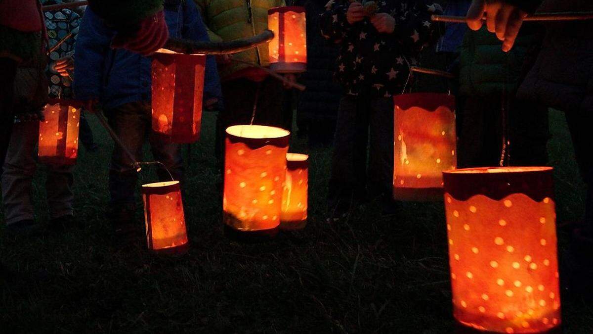 Kinder basteln seit Wochen ihre Laternen zum Martinsfest, das heuer großteils ohne Eltern und Verwandte in den Kindergärten stattfinden wird.