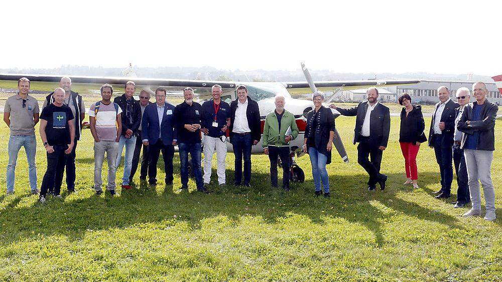 Fliegerclub-Präsident Klaus Richter, Bürgermeister Franz Jost und zahlreiche Interessierte bestaunten die steirische Hagelabwehr