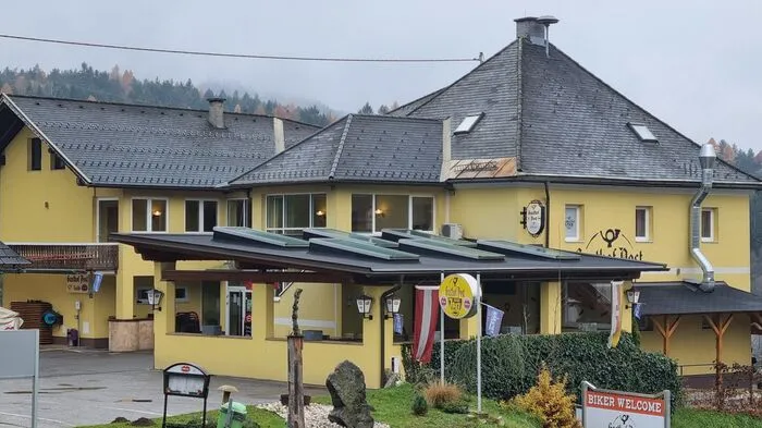 Gasthof Zenz in Oberaichwald Nicht wegen Corona, sondern wegen Pensionierung, steht der Gasthof zur Post, vulgo Zenz, in Latschach, zum Verkauf. Zum Objekt gehören ein Restaurant mit 120 Sitzplätzen, sieben Gästezimmer, 4000 Quadratmeter Grund und 35 Abstellplätze.