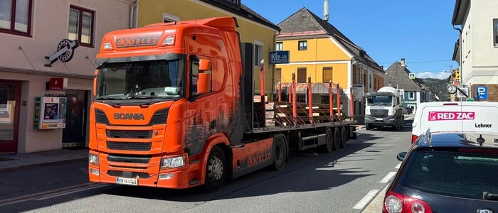 Zu sehen ist der Lavamünder Hauptplatz, durchzogen vom Schwerverkehr