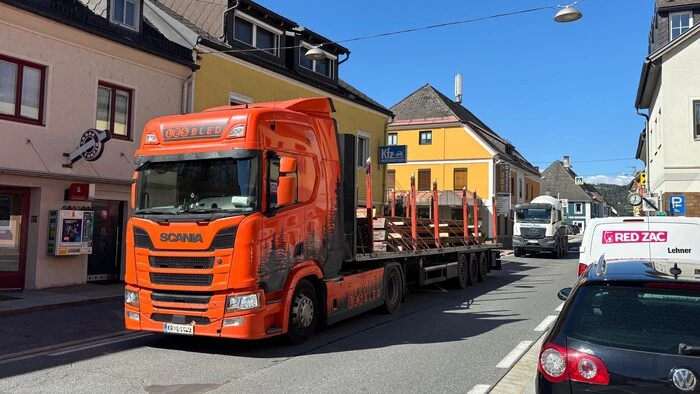 Zu sehen ist der Lavamünder Hauptplatz, durchzogen vom Schwerverkehr