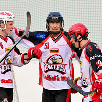 Jubel der Generationen: „Haudegen“ Chris Reiter (60, Mitte) mit KAC-Eishockeyprofi Tobias Sablattnig (23, links) und Eagles-Juwel Leon Lamereiner (21)