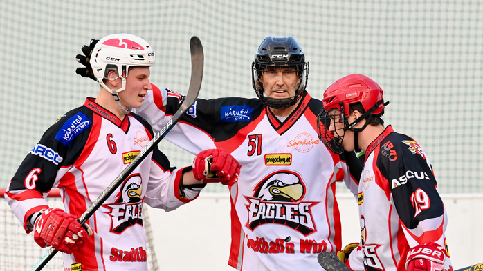 Jubel der Generationen: „Haudegen“ Chris Reiter (60, Mitte) mit KAC-Eishockeyprofi Tobias Sablattnig (23, links) und Eagles-Juwel Leon Lamereiner (21)