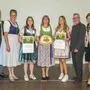 Das erfolgreiche Team der Fachschule Maria Lankowitz – Lea Kremaucz, Ingrid Fröhwein und Hannah Hofer (v.l.n.r., Mitte) – mit Gratulanten Vizepräsidentin Maria Pein (rechts), Landesbäuerin Viktoria Brandner